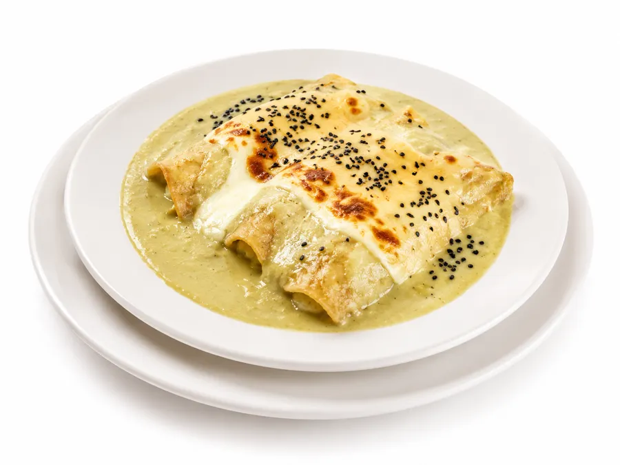 Enchiladas Suizas (3 pzas.) — Cubiertas con salsa suiza, queso gratinado y ajonjolí.