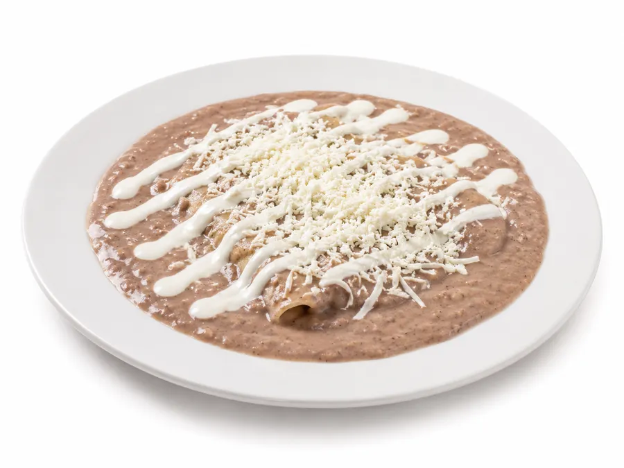 Enfrijoladas (3 pzas.) — Bañadas en salsa de frijol con crema, queso y aguacate.