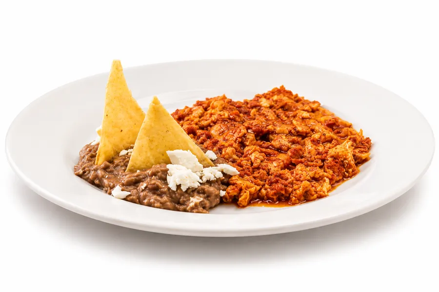 Huevos Mariabela — Huevos revueltos bañados en salsa de guajillo.