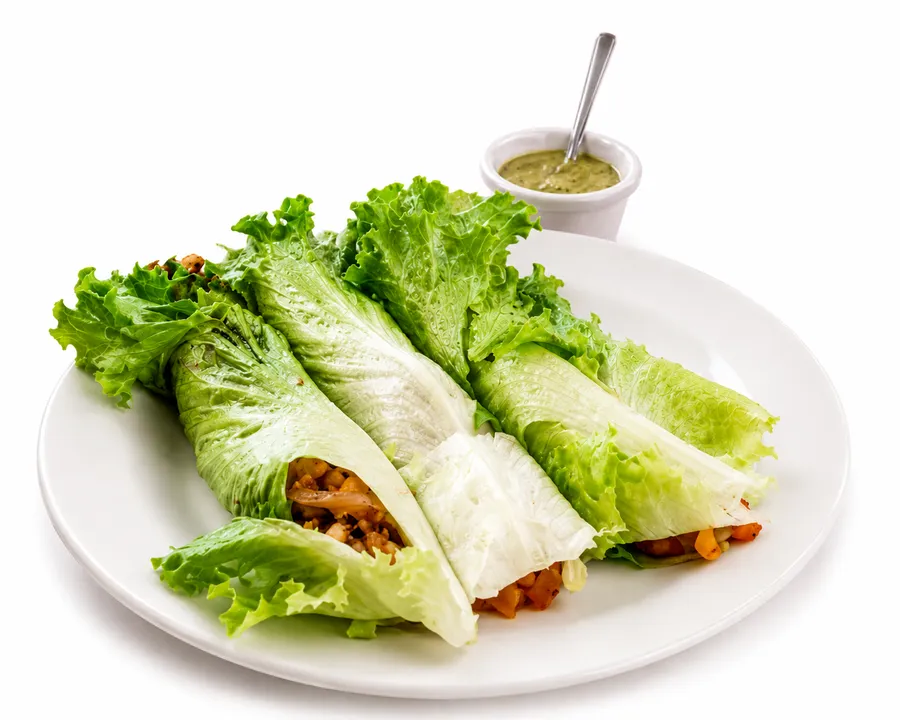 Tacos Campestres — Tres tacos preparados en hoja de lechuga con pollo, champiñó
