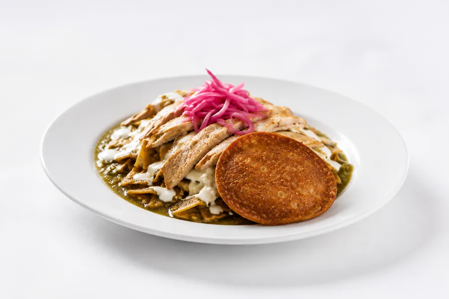 Volcán de Chilaquiles — Pan sourdough con orden de chilaquiles, pollo, crema y queso